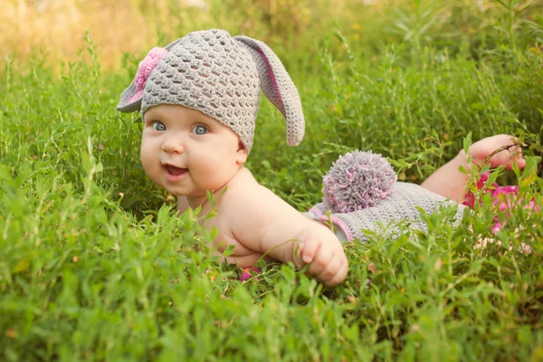 緑の牧草地でイースターのウサギ赤ちゃん. — ストック写真