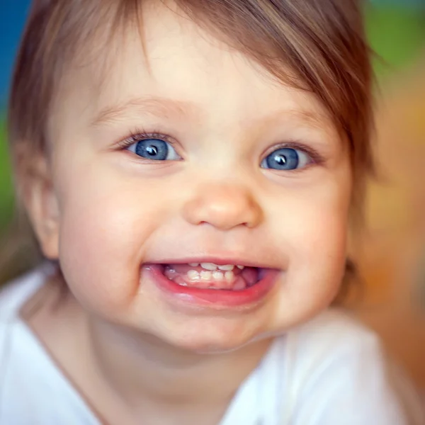 Joyeux visage de bébé aux yeux bleus — Photo