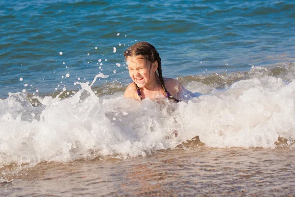 Happy kid playing playing on beach — Stock Photo, Image