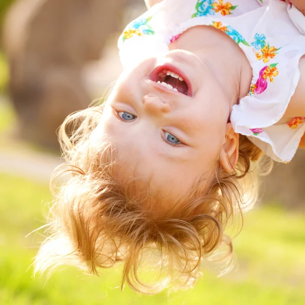 Feliz bebê jogando de cabeça para baixo . — Fotografia de Stock