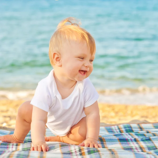 Baby na plaży. Wakacje letnie. — Zdjęcie stockowe