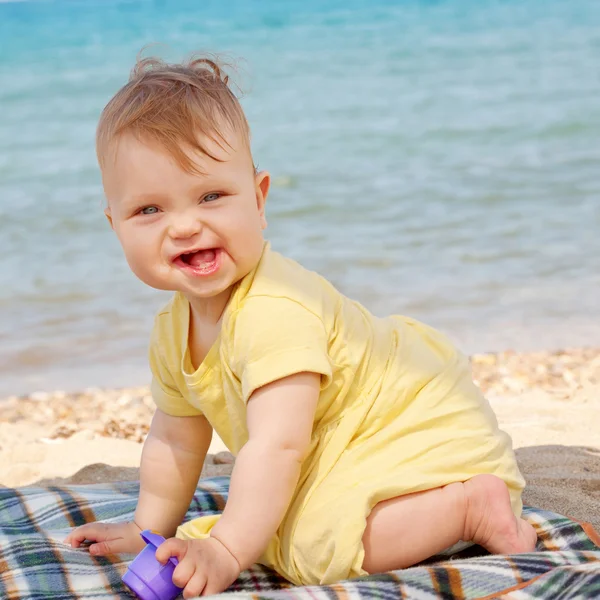 Glimlachende baby spelen op strand — Stockfoto