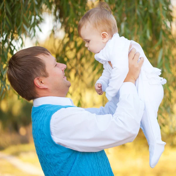 Dad and baby playing together outdoors — Stockfoto