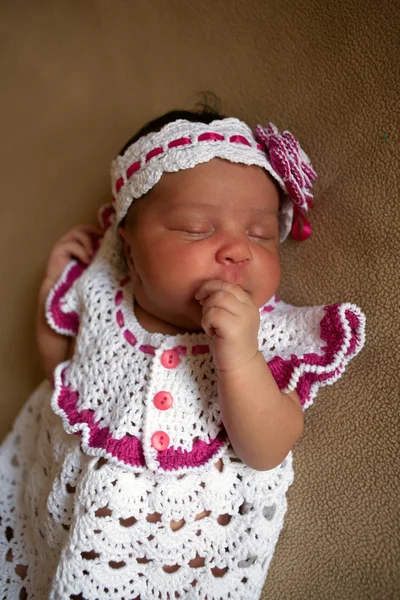 Novorozeně černý cucá palec. — Stock fotografie