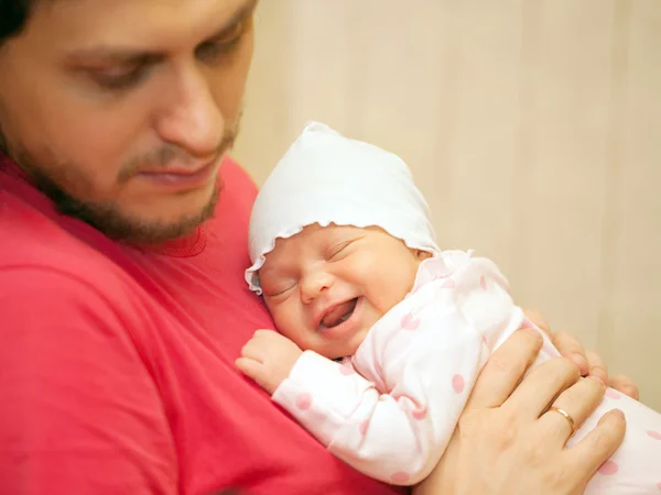 Nyfödda bab sova på pappas bröst — Stockfoto