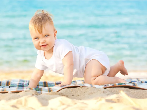 Glückliches Baby entspannt am Strand. — Stockfoto