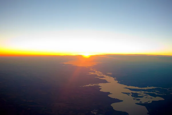 Západ slunce nad řekou. Letecký pohled. — Stock fotografie