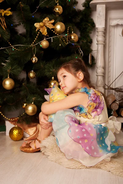 Enfant attendant le miracle à la veille de Noël — Photo