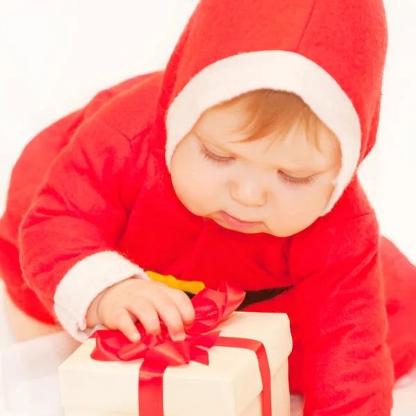 Miminko Ježíšek drží vánoční dárek — Stock fotografie