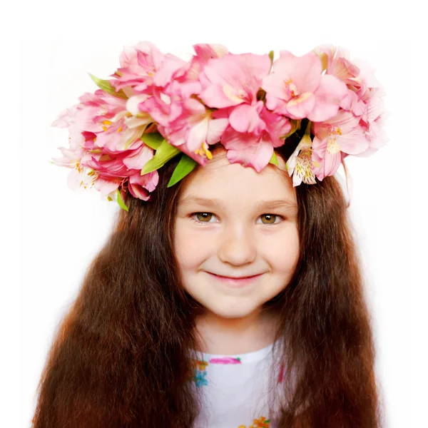 Hübsches kleines Mädchen im Blumenkranz — Stockfoto