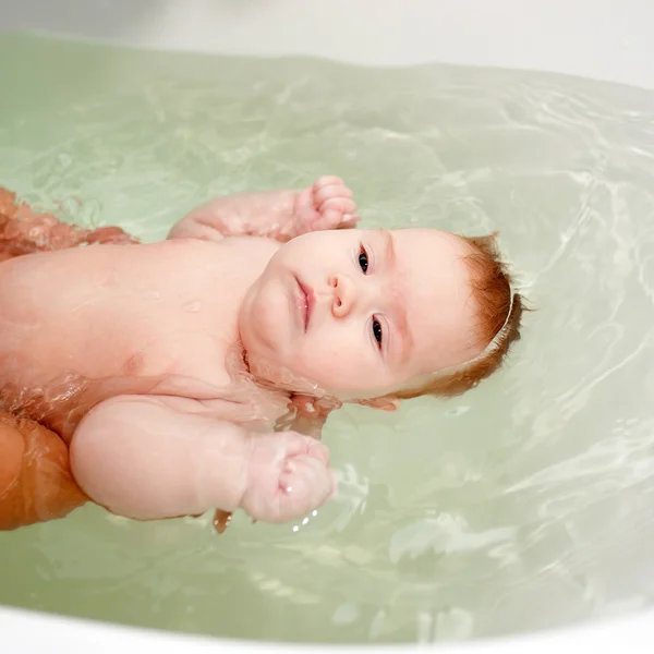 3 month baby swimming in the bath — Stock Photo, Image