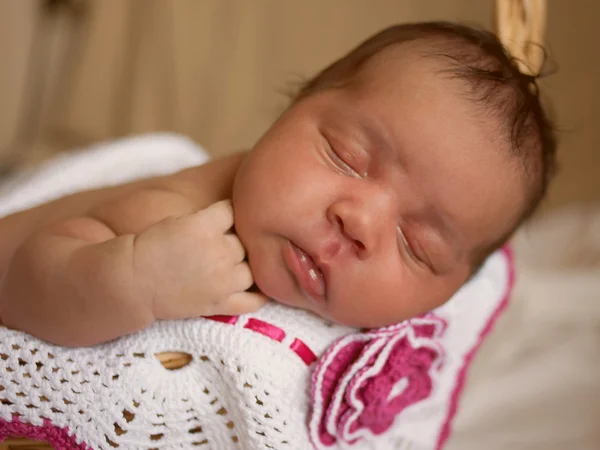 Svart liten nyfödd bebis sova — Stockfoto