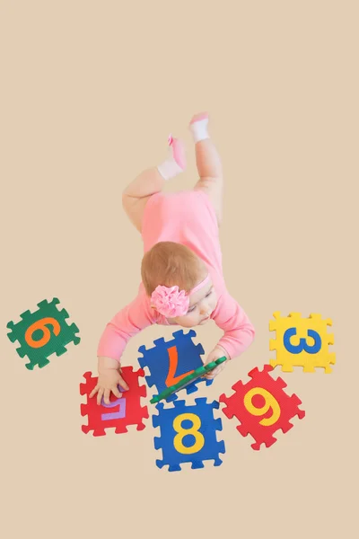 Bebek kız oynamaya ve numaraları öğrenme — Stok fotoğraf