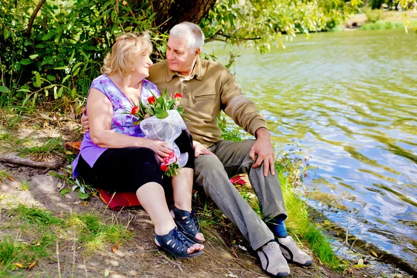 Feliz pareja mayor abrazándose y hablando — Foto de Stock