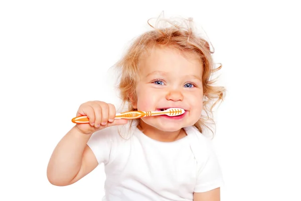 Feliz bebé niño cepillarse los dientes . Imagen De Stock