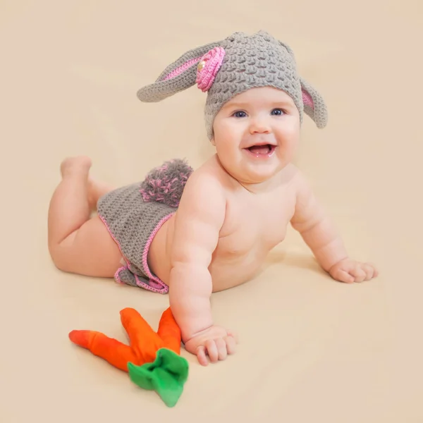 Дитина в костюмі кролика з морквою — стокове фото