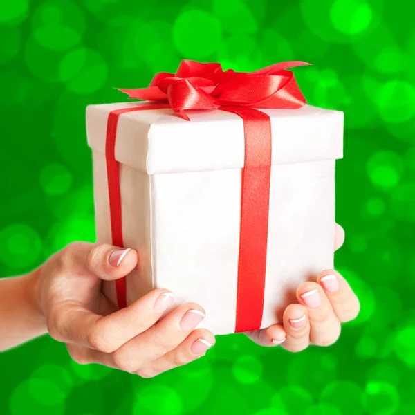 Händer som håller en presentförpackning. Tid gåvor. — Stockfoto