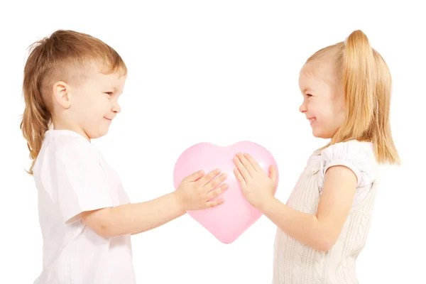 Jongen geeft zijn vriendin roze hart. — Stockfoto