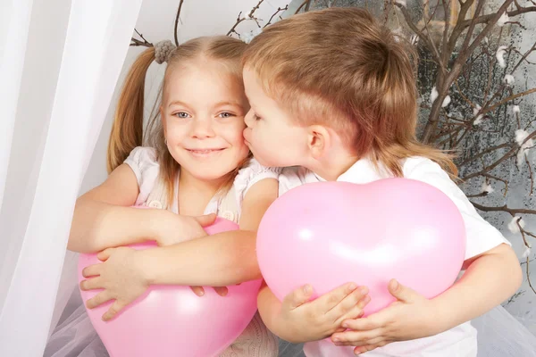 Любовний концепт. Хлопчик і дівчинка цілуються . — стокове фото