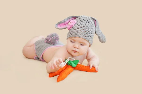 Coelho da Páscoa bebê brincando com cenoura — Fotografia de Stock