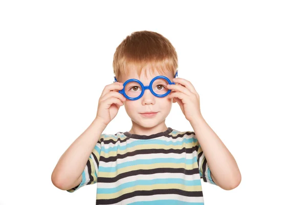 Glücklicher kleiner Junge mit Brille. — Stockfoto