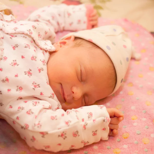 Újszülött baba mélyen alszik — Stock Fotó