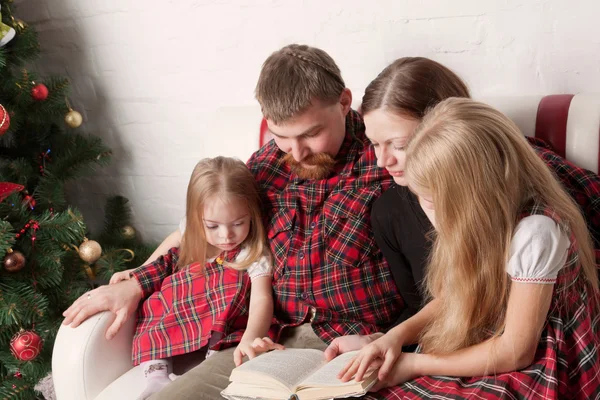 Ouders en kinderen samen met het lezen van verhalen — Stockfoto