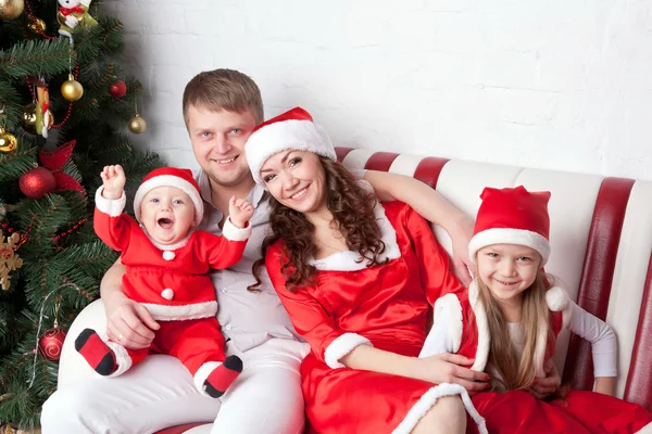 Família feliz vestida com trajes de Santa — Fotografia de Stock