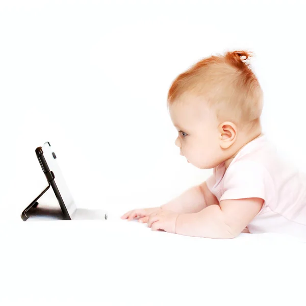 Bambino lavorando o giocando con tablet — Foto Stock