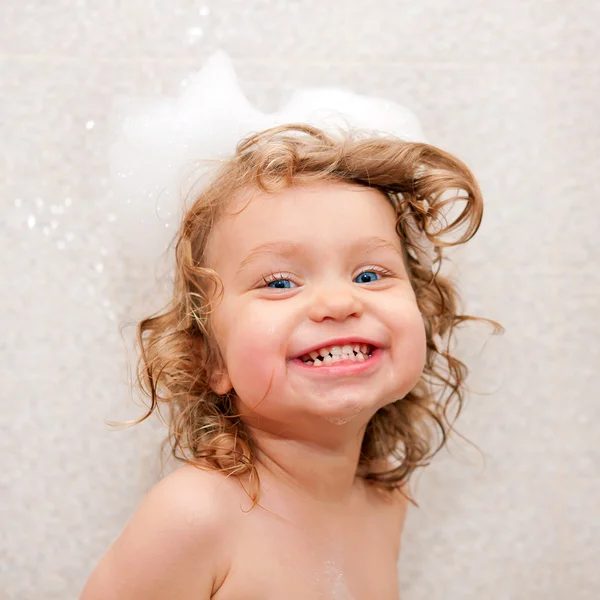 Feliz bebê sorridente criança no banho — Fotografia de Stock