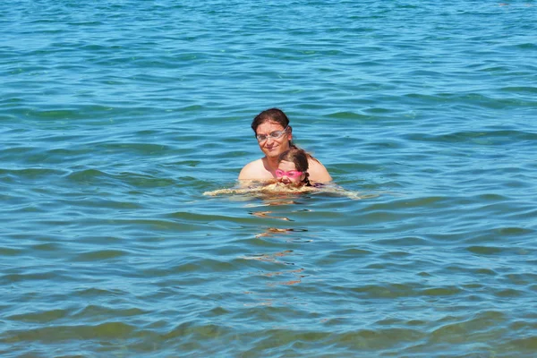 Vader en kind gelukkig in het water. — Stockfoto