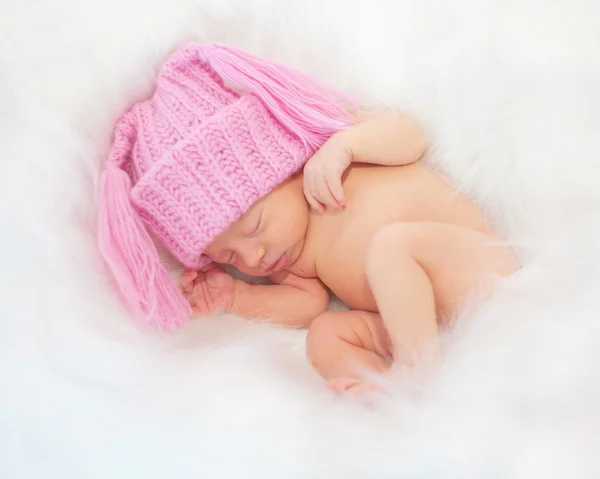 熟睡的新生婴儿，穿着雪白的毛皮 — 图库照片
