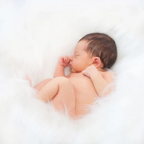 Beyaz kürk içinde yeni doğmuş bebek uyku. — Stok fotoğraf