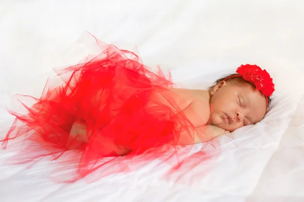 Černá novorozené dítě nosí červené tutu sukně — Stock fotografie