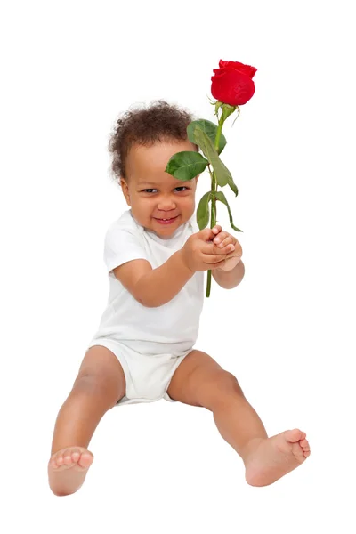 Zwarte baby presenteren bloem roos. — Stockfoto