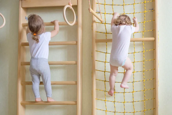 Bebek küçük çocuklar merdivenlerden yukarı tırmanma. — Stok fotoğraf