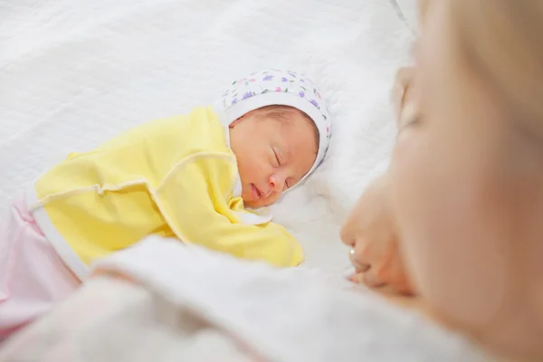 Mãe olha e admira seu bebê recém-nascido . — Fotografia de Stock