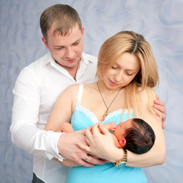 Pai e mãe estão felizes com o recém-nascido — Fotografia de Stock
