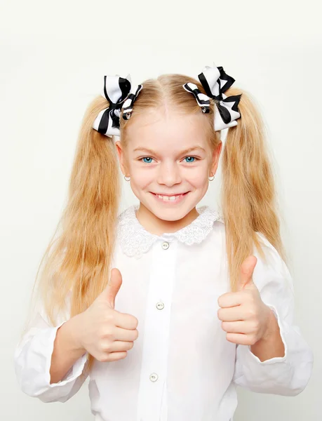 Sorrindo menina mostrando polegares para cima símbolo . — Fotografia de Stock