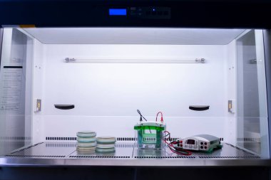 Laboratuvar ekipmanları mikrobiyolojik araştırmalar için özel bir steril dolaba yerleştirilir. Laboratuvarda deneyler için temiz bir alan..