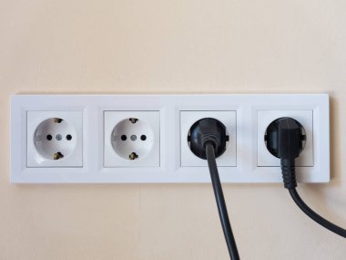 Prizdeki elektrikli aletlerin yarısının fişini çek. Ev aletleri için iki elektrik prizi elektrik ağına bağlı..