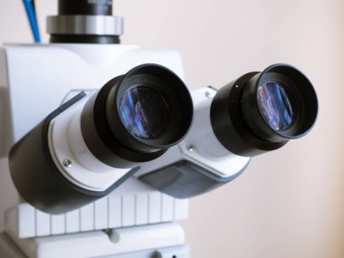 İnsan ve bitkilerin bakteri ve dokularını incelemek için büyük bir mikroskobun iki göz kapağı. Mikroskobun gözlem, mikroskop cihazı için bir parçası.