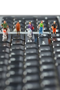 Bilgisayar klavyesindeki alışveriş sepeti ile alışveriş yarış