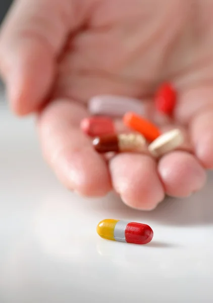 Tabletten in der Hand, Nahaufnahme — Stockfoto