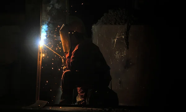 Worker welding steel — Stock Photo, Image