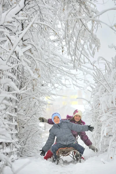 Erkek ve kız sledging — Stok fotoğraf