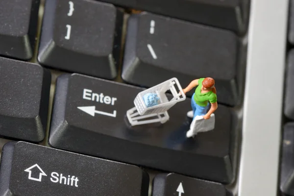 Compras online com comprador em um teclado — Fotografia de Stock