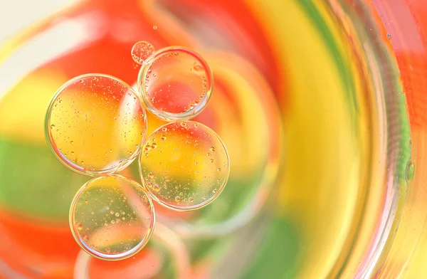 Gotas de aceite en una superficie de agua —  Fotos de Stock