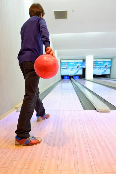 Niño en el carril de los bolos Fotos De Stock