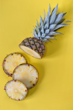 izole ananas dilimleri 